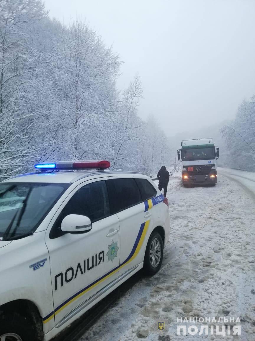 На Закарпатті допомагали водію вантажівки, що застряг у заметі біля перевалу (ФОТО)