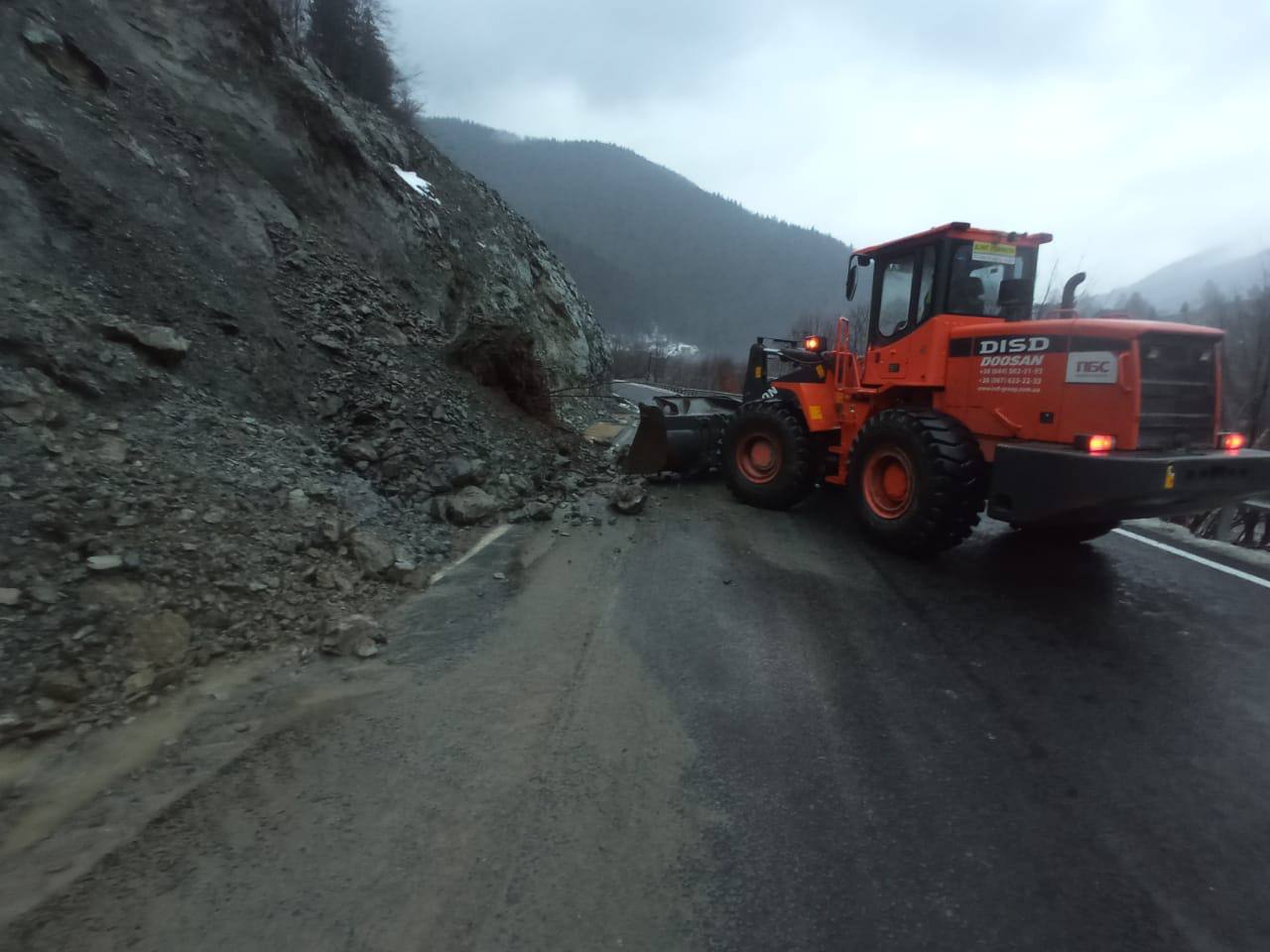 Невеликі селеві потоки зійшли на 2 автодорогах Закарпаття через інтенсивні опади (ФОТО)