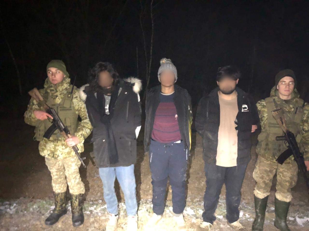 Трьох пакистанців та одного непальця затримали вночі поблизу кордону на Закарпатті (ФОТО)