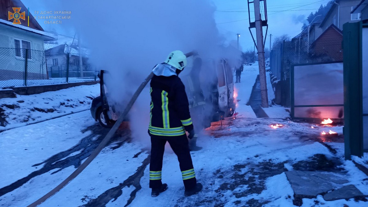 На Закарпатті чоловік завів авто прогрітися перед поїздкою, а відтак – викликав рятувальників на пожежу (ФОТО)