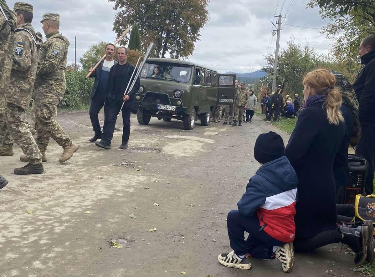 У Лазещині на Рахівщині попрощалися з полеглим Героєм Богданом Лофердюком (ФОТО)