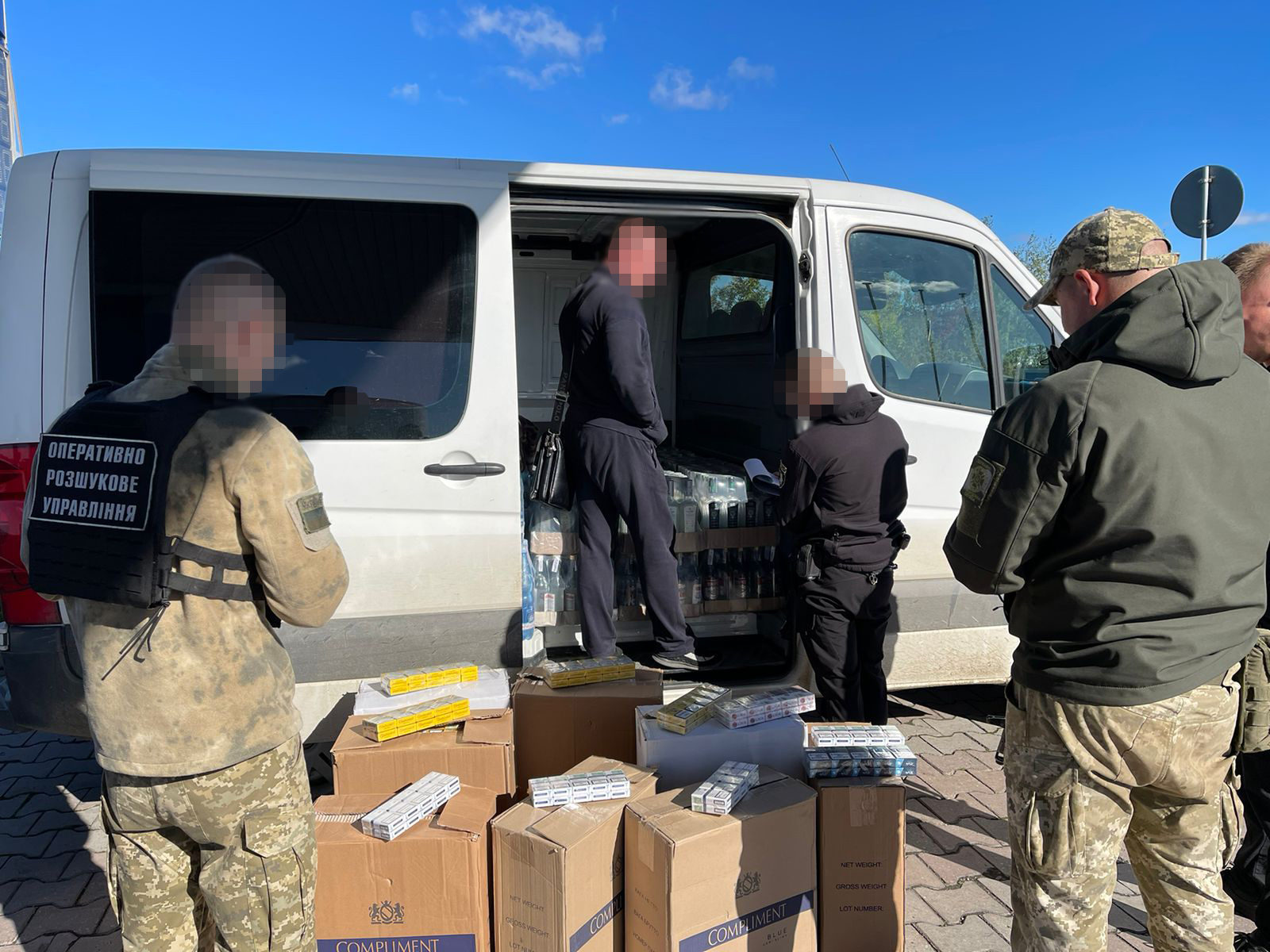 На околиці Виноградова зупинили мікроавтобус, що перевозив безакцизні алкоголь та сигарети (ФОТО, ВІДЕО)