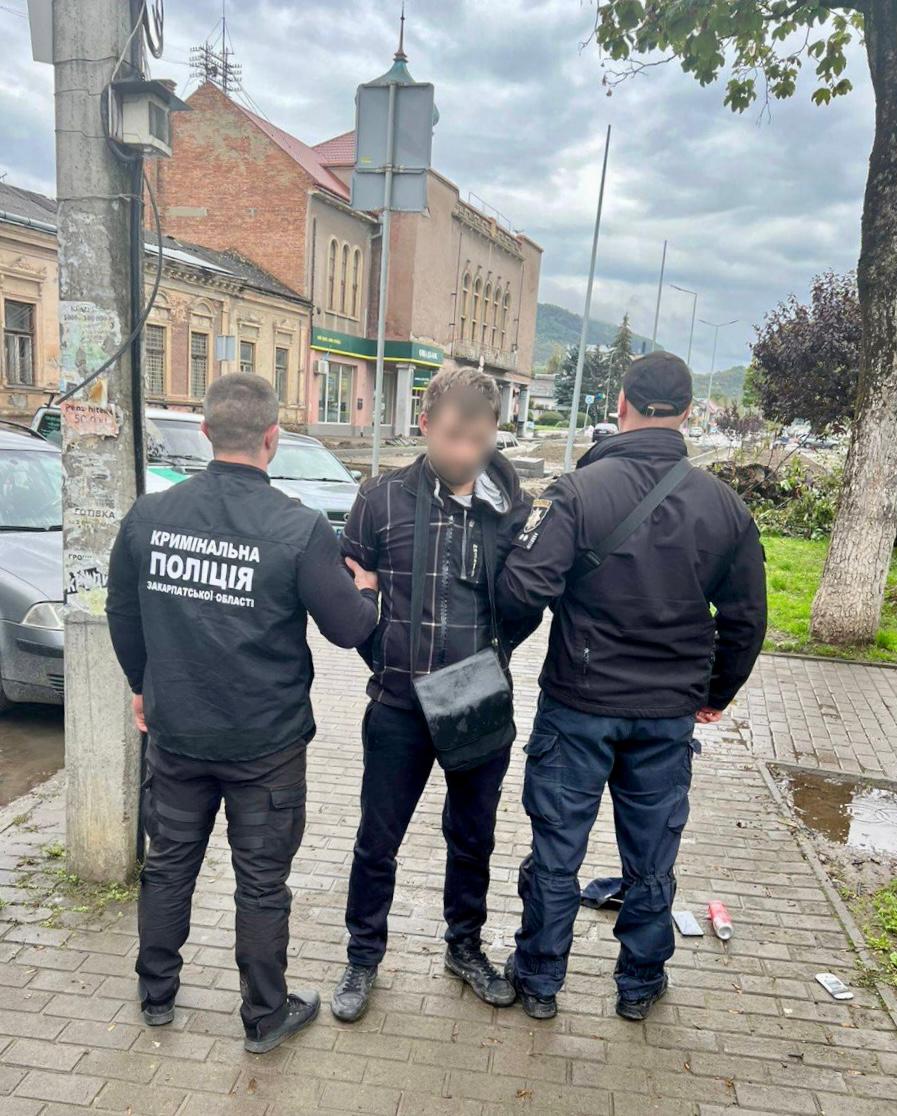 У Виноградові "на гарячому" затримали міцевого наркоторговця (ФОТО)