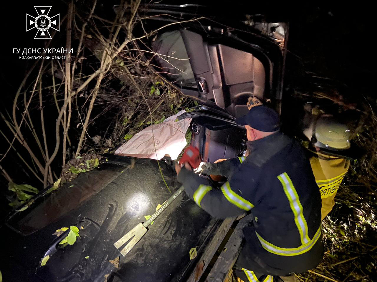 На Хустщині водій авто з’їхав із дороги в гірську річку (ФОТО)