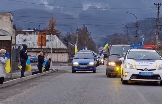 Закарпаття навколішки, квітами і прапорами зустріло полеглого Героя Івана Бажуру (ВІДЕО)