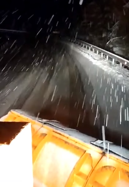 На перевалах Закарпаття працює спецтехніка (ВІДЕО)