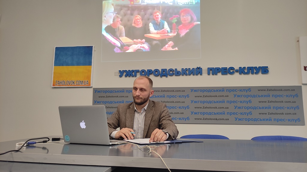 Закарпатських вчителів навчатимуть використовувати для уроків окуляри доповненої реальності 