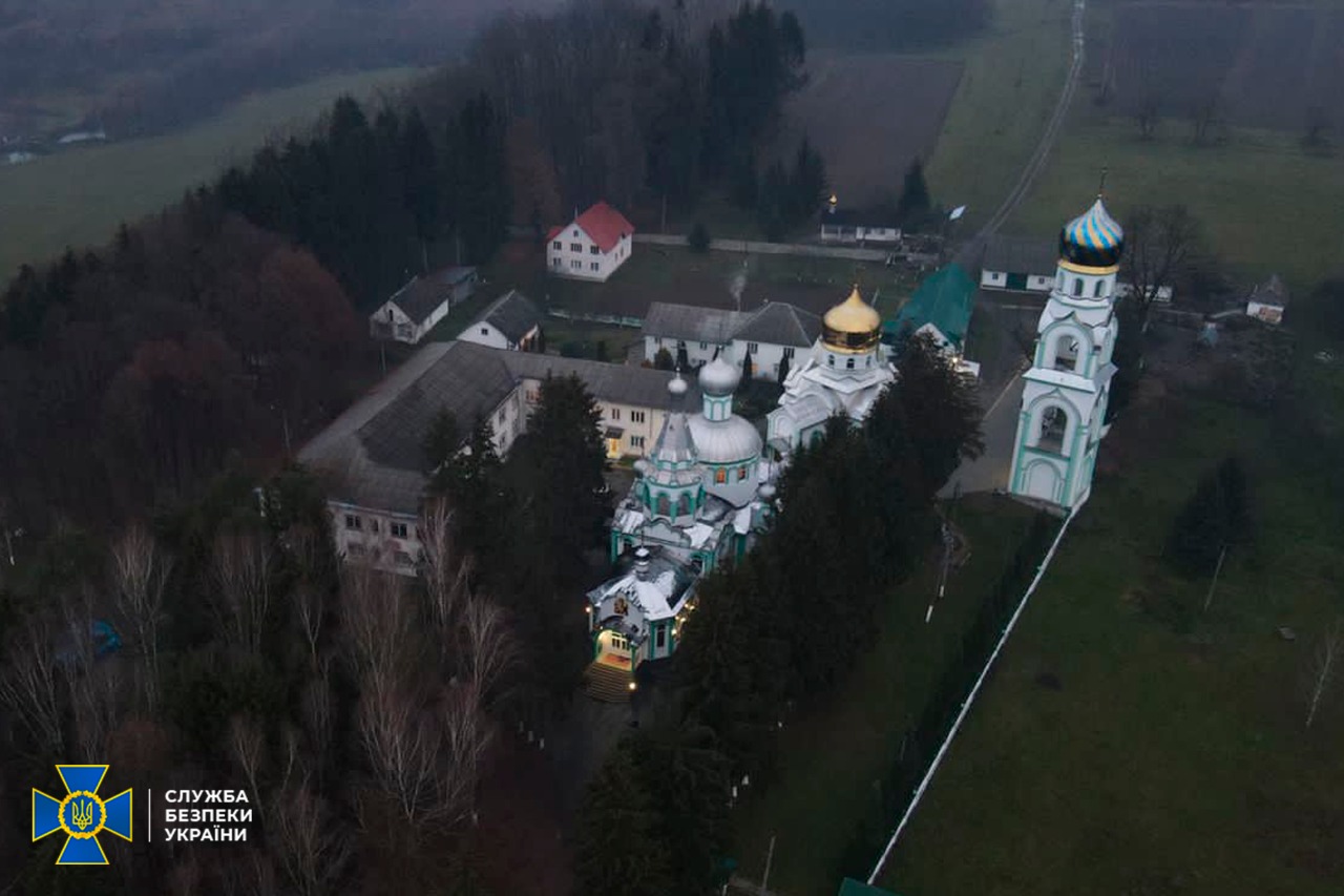 У монастирі УПЦ (МП) на Закарпатті знайшли нацистську символіку, проросійську літературу та "вчення" про сатанізм (ФОТО)