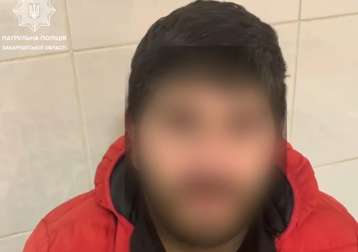 В Ужгороді патрульні затримали чоловіка, розшукуваного за крадіжку у Бахмуті (ФОТО)