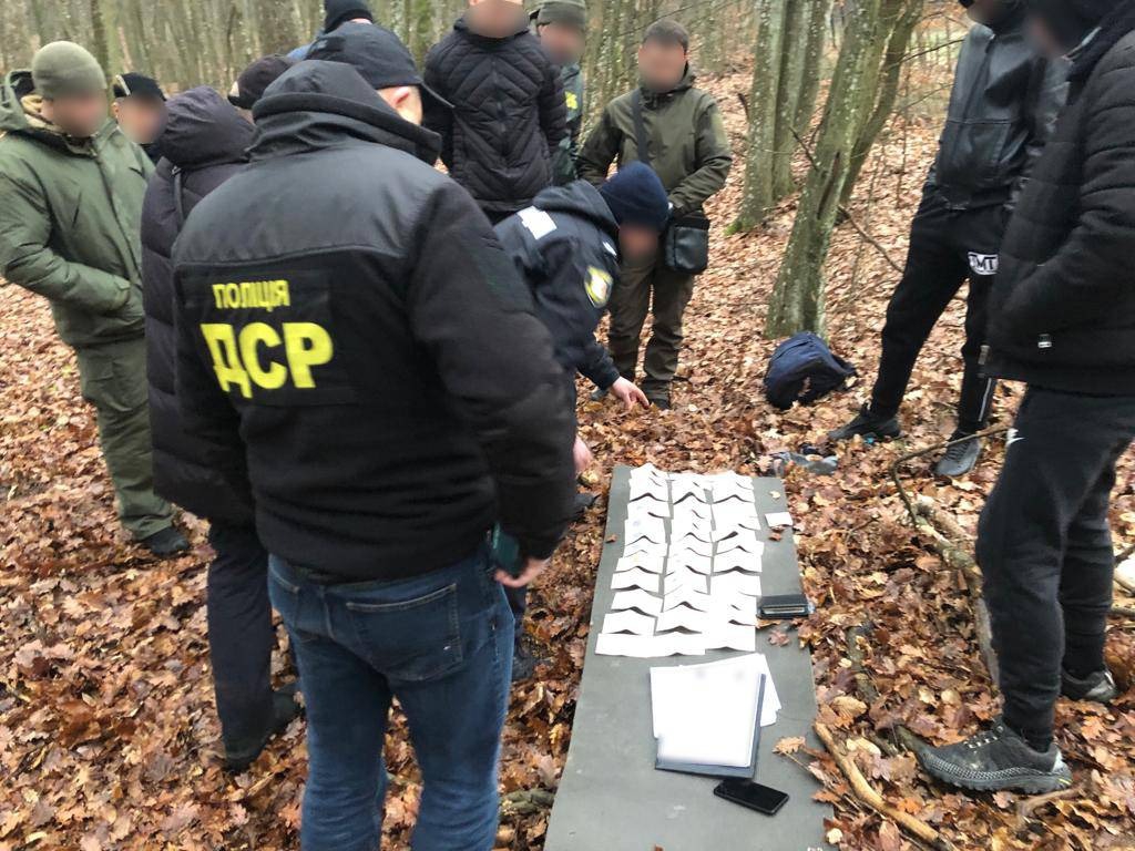 На Закарпатті затримали чоловіка, який через злочинну схему та хабар намагався з "клієнтом" нелегально покинути країну (ФОТО)