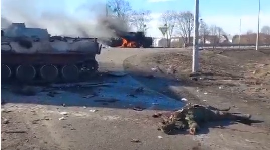 ВІДЕОФАКТ. Підбитий російський танк і труп російського військового на об'їзній під Харковом