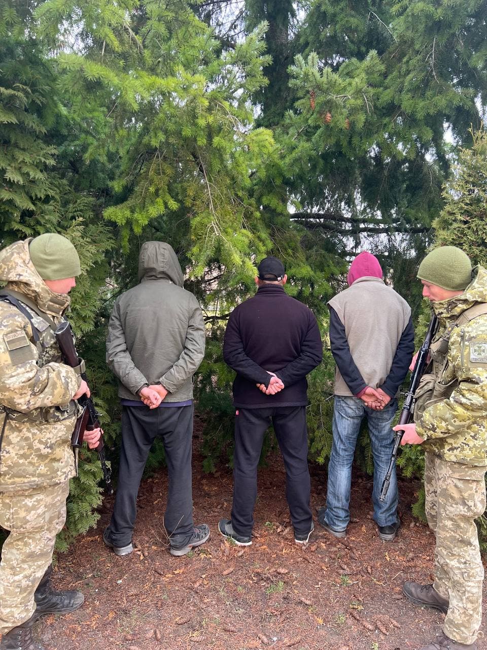 На Закарпатті затримали трьох чоловіків, що намагалися втекти з країни, попри воєнний стан (ФОТО)