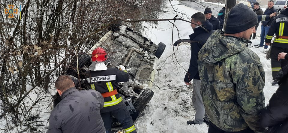 У Перечині авто на слизькій дорозі злетіло у кювет і перекинулось на дах (ФОТО)