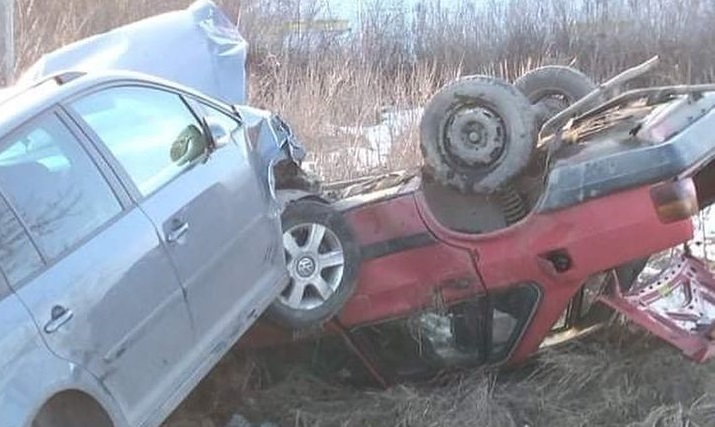 На Берегівщині жорстко зіткнулися два авто (ФОТО)