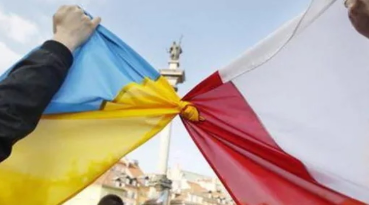 До України з Польщі прибула колона вантажівок з боєприпасами