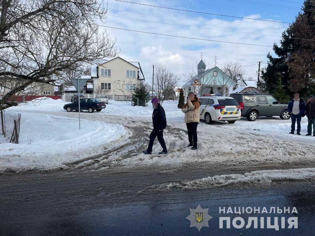 На Тячівщині водій мікроавтобуса на смерть збів 82-річну жінку, яка раптово почала переходити дорогу (ФОТО)