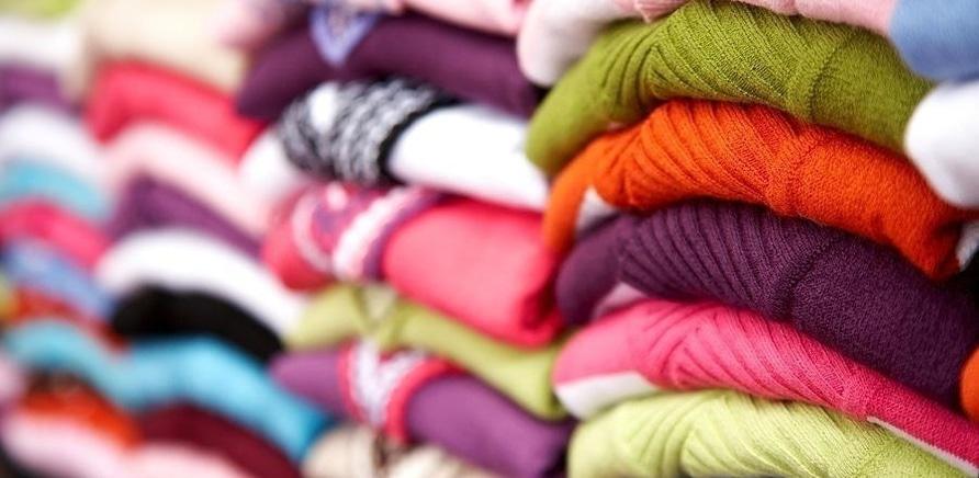 В Ужгороді у кількох школах приймають речі для переселенців