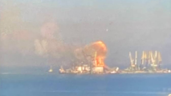 В окупованому Бердянську потоплено великий корабель рф, горять ще два
