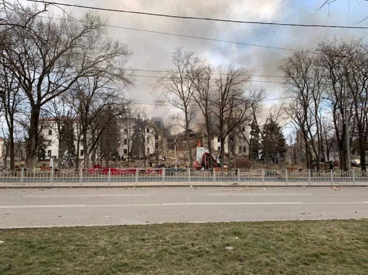 З-під завалів драмтеатру в Маріуполі врятували 130 людей - нардеп