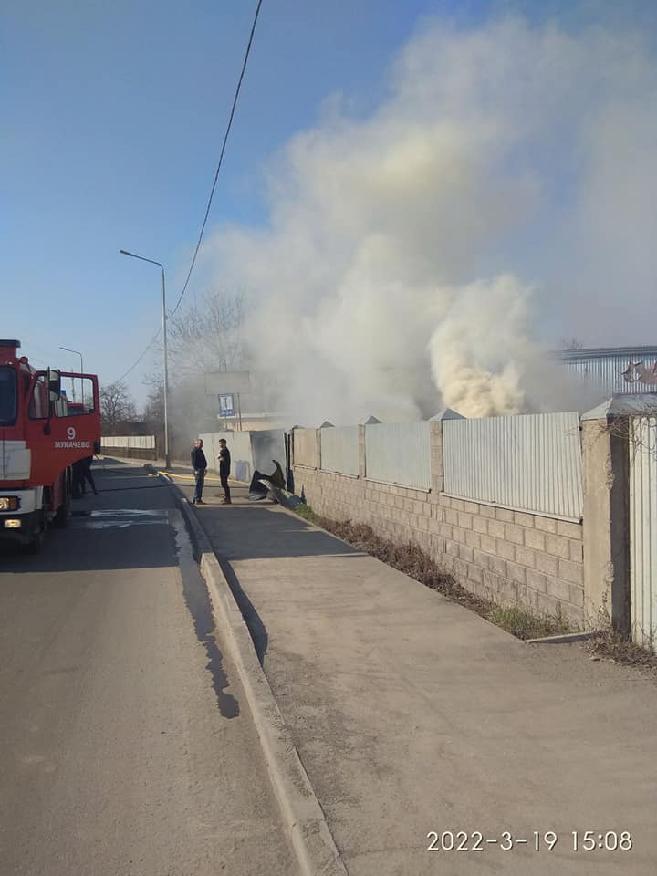 У Мукачеві жінка, спалюючи суху траву, спричинила займання автомобільних шин (ФОТО)