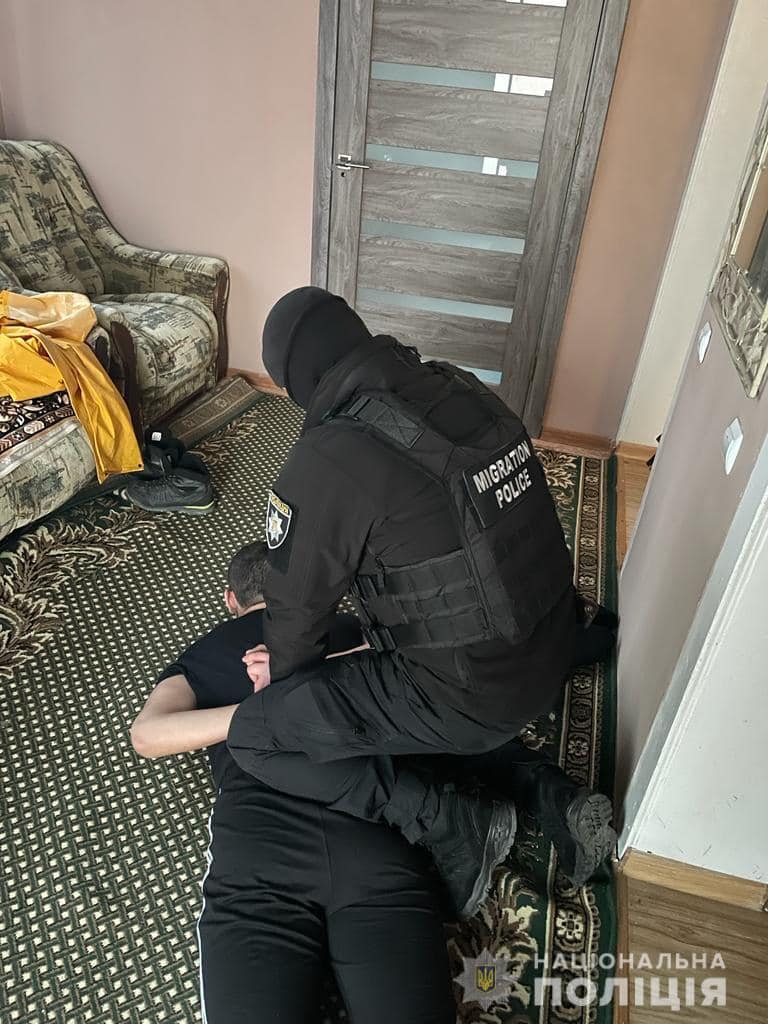 На Закарпатті затримали чоловіка, який намагався незаконно переправити через кордон двох українців призовного віку (ФОТО)