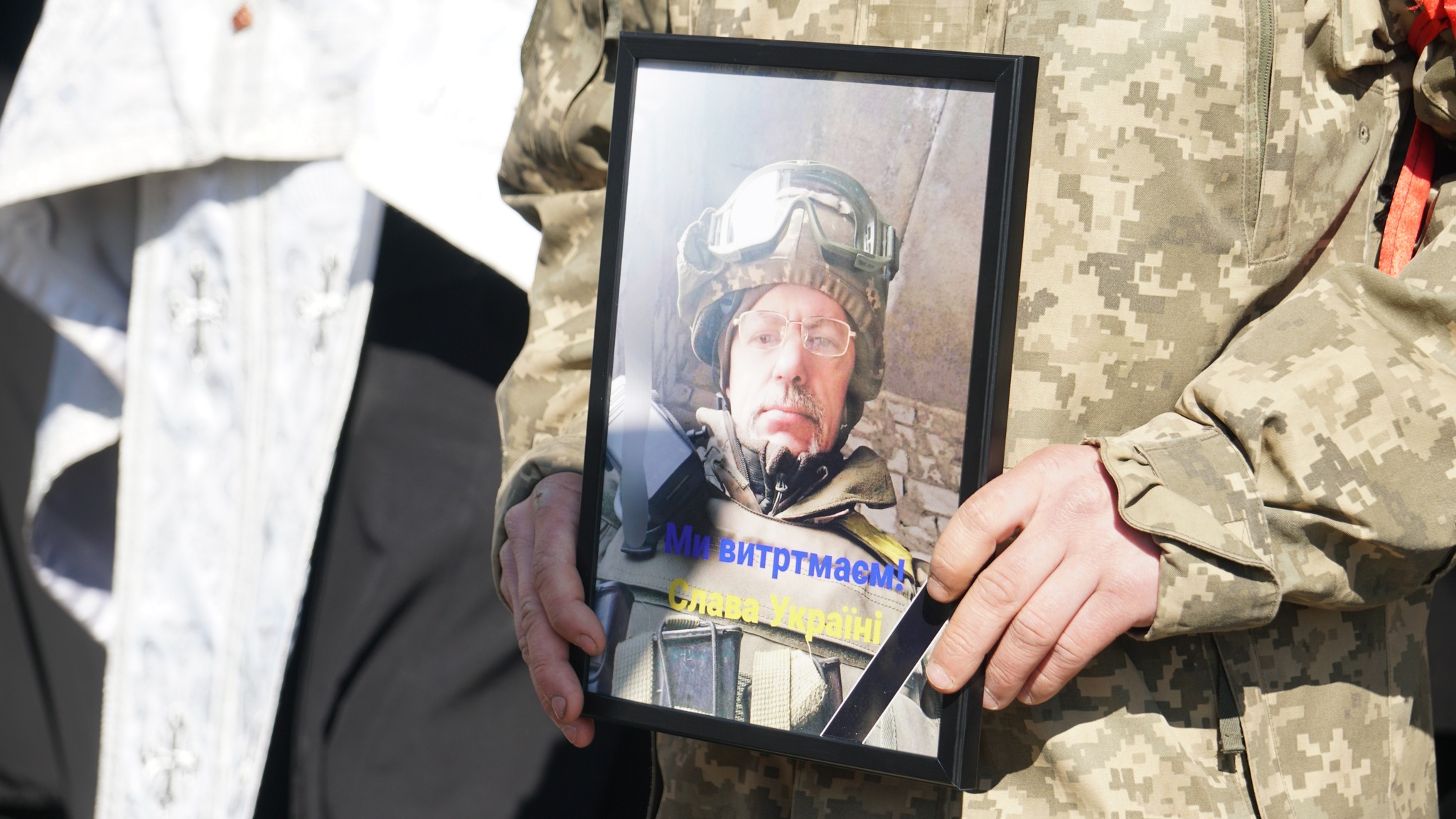 У Мукачеві попрощалися із полеглим на війні Героєм Володимиром Литвиненком (ФОТО)