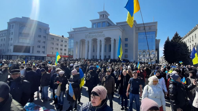У Херсоні тисячі людей вийшли на мітинг проти окупанта (ФОТО, ВІДЕО)