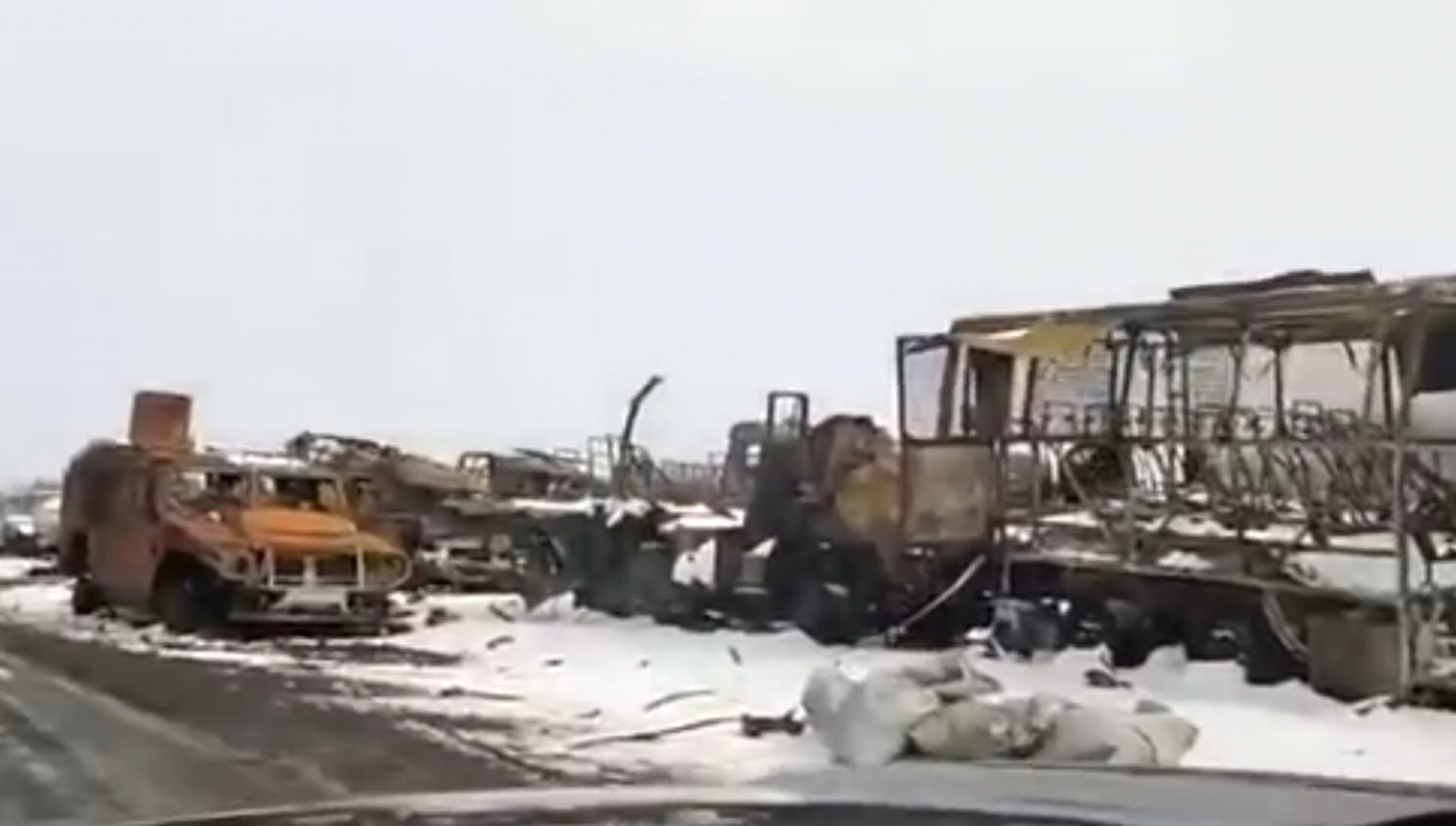 Очевидці зняли на відео "кладовище" російської військової техніки в Харківській області (ВІДЕО)