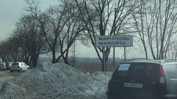 Жителів Маріуполя масово захоплюють та депортують до РФ 
