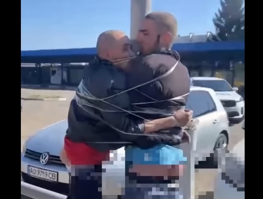 ВІДЕОФАКТ. У Мукачеві двох злодіїв прив'язали зі спущеними штаньми до стовпа