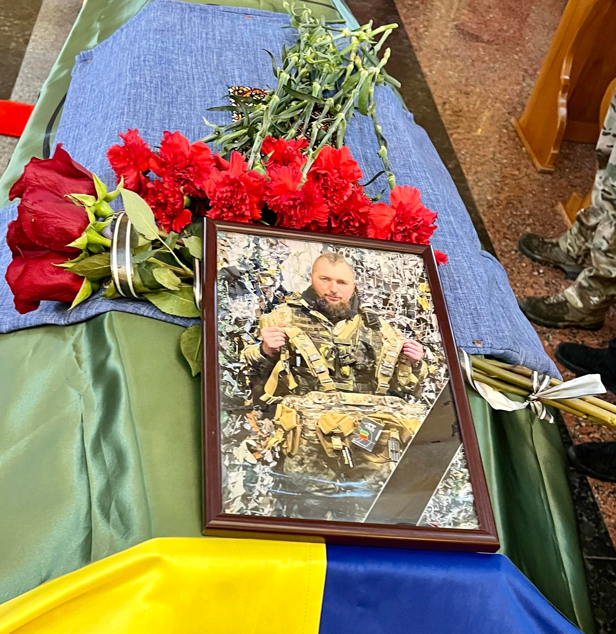 У Виноградові попрощалися з полеглим у війні з російським окупантом Ярославом Романовим (ФОТО)