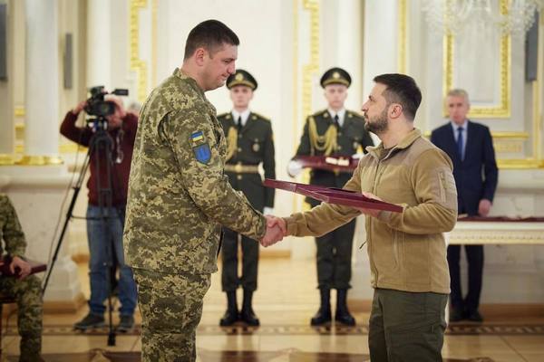 Президент Зеленський вручив Золоту Зірку Героя України заступнику командира 128-ої закарпатської бригади (ФОТО)