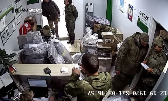 Білоруські ЗМІ виклали ВІДЕО, як російські окупанти на пошті оформлюють награбоване з України