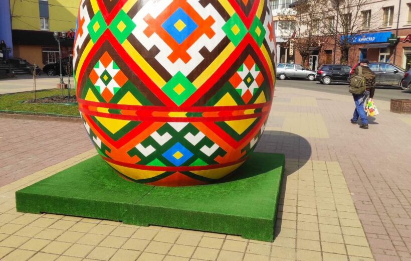 ФОТОФАКТ. У Рахові встановили Великодню писанку