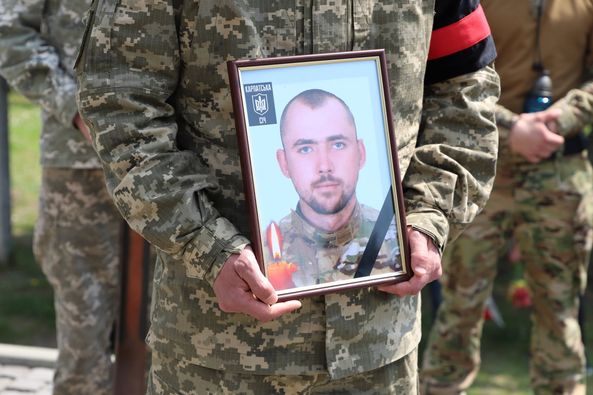 В Ужгороді провели в останню путь полеглого у війні Героя Володимира Бісагу (ФОТО)
