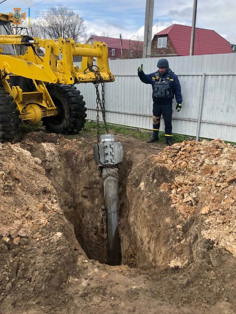 ФОТОФАКТ. Закарпатські рятувальники показали, які "сюрпризи" дістають з землі при розмінуванні Київщини