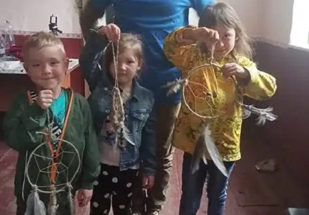 У Берегові на майстер-класі з колекції пір'їн орнітолога діти виготовляли "ловців снів" (ФОТО)