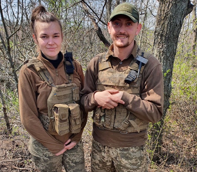 Навколо війна, а він стає на коліно. Історія воєнно-польового кохання (ФОТО)