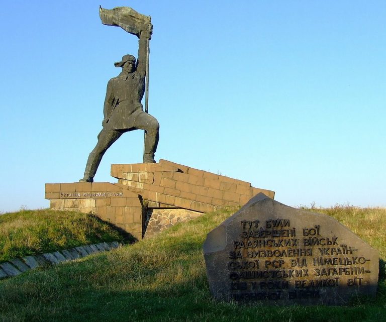 Коаліція "Закарпаття за дерусифікацію" вимагає знесення пам’ятника "визволителю" в "ушанці" біля словацького кордону