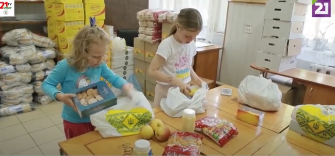 Родини вимушених переселенців на Закарпатті отримують продуктові набори завдяки ГО "Щасливі діти" (ВІДЕО)