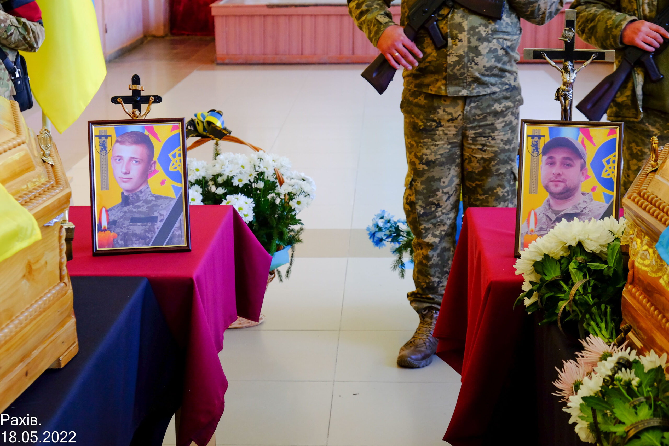 У Рахові провели в останню путь полеглих у війні за Україну Андрія Морочила та Василя Козурака (ФОТО)