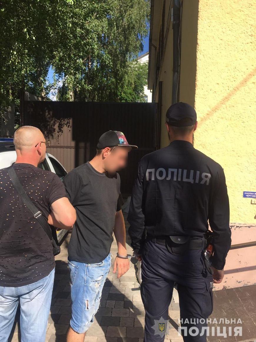 У Сваляві "на гарячому" затримали чоловіка, що збував метамфетамін (ФОТО)