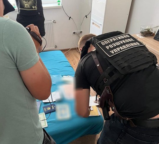 На Закарпатті неподалік кордону затримали двох ухилянтів і встановили їх переправників