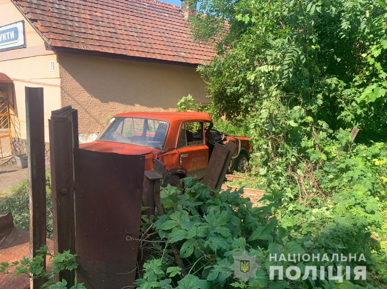 У Чинадійові п’яний водій "копійки" з двома дітьми в’їхав у металеву огорожу будинку (ФОТО)