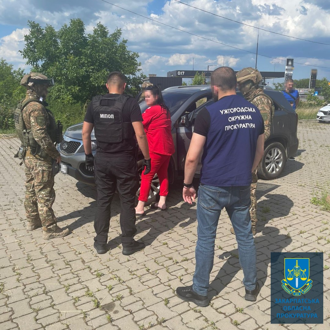 Підозрюваному в організації виїзду військовозобов'язаного за кордон мешканку Чопа взято під варту із заставою