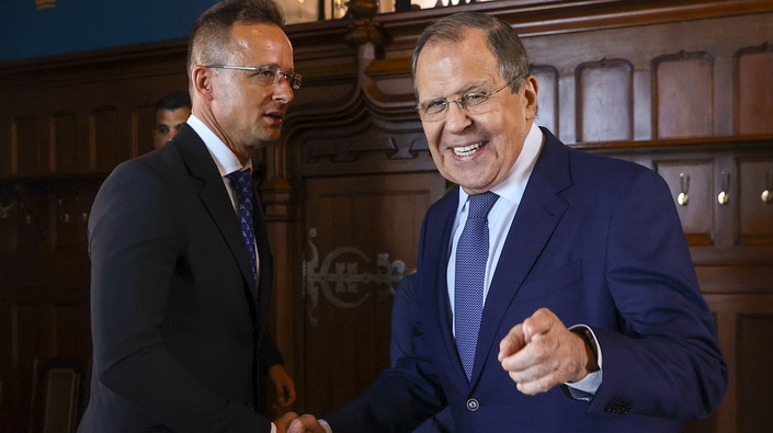 Міністри закордонних справ Угорщини та РФ Петер Сійярто та Сергєй Лавров перед початком переговорів. Москва, 21 липня 2022 року