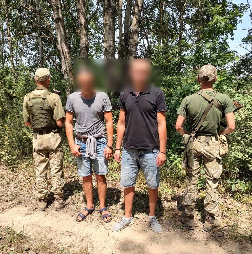 На Закарпатті затримали двох ухилянтів, а відтак – і їхнього переправника (ФОТО)