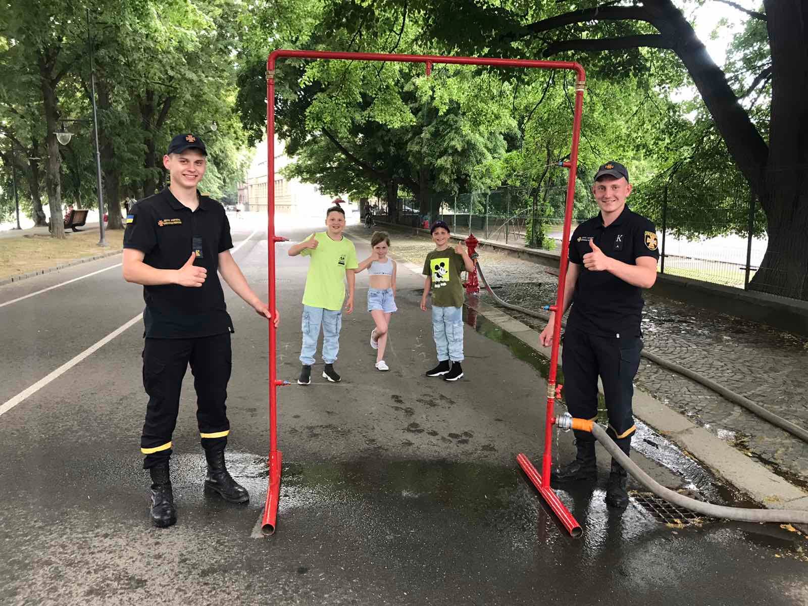 ФОТОФАКТ. Ще одну охолоджувальну рамку встановили в Ужгороді на набережній Незалежності