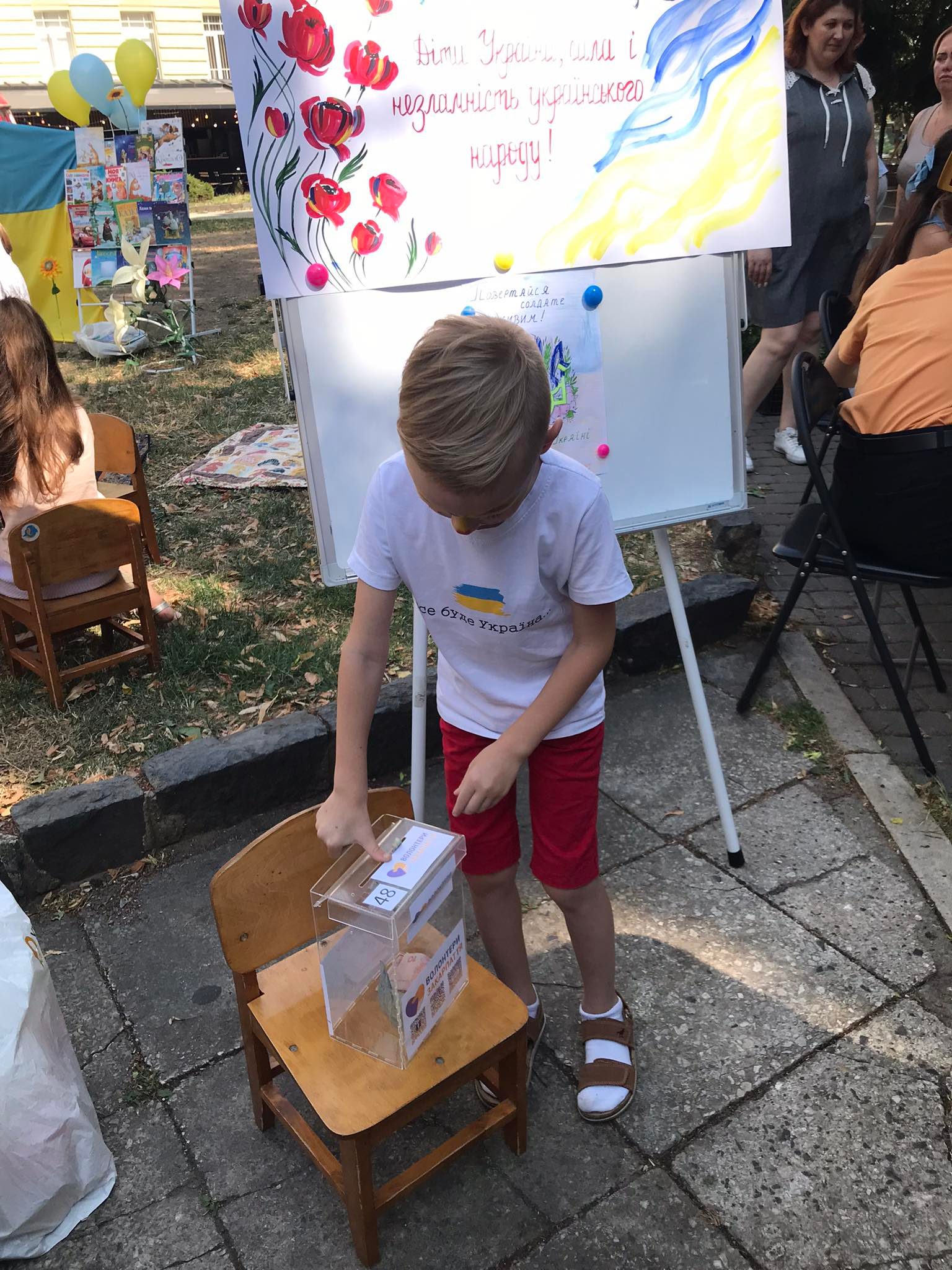 В Ужгороді під час благодійної акції "Цвіт нації" діти демонстрували таланти на підтримку армії (ФОТО)