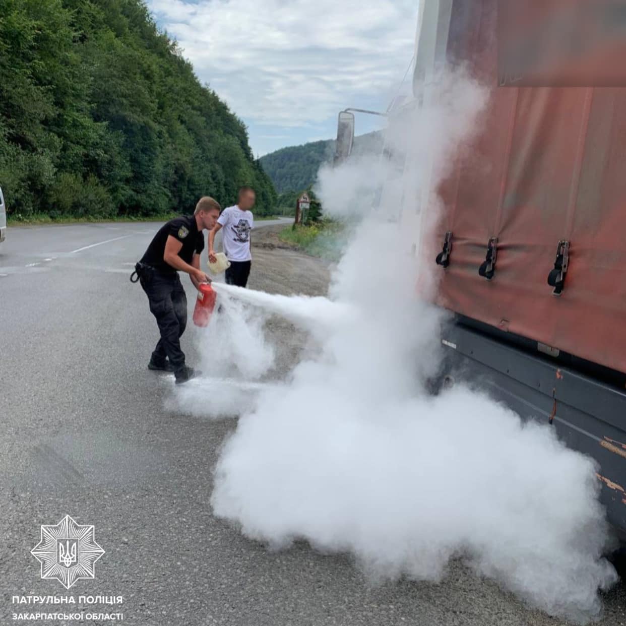 Поблизу Нижніх Воріт на Закарпатті у вантажівки на ходу загорілося колесо (ФОТО)